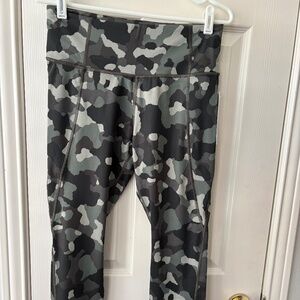 NWT green Camo Athleta Lightning 7/8 Leggings Medium Petite